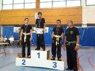 podium boxe gants d'or